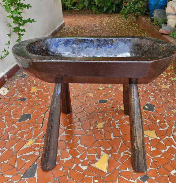 Foto de um(a) Gamela rústica suspensa com pés, da categoria de Outros móveis. Esta peça é uma gamela rústica suspensa com pés, um artefato tradicional da cultura rural brasileira, frequentemente... Mostrado de uma perspectiva diferente. Vendido no marketplace Trésors.