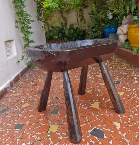 Foto de um(a) Gamela rústica suspensa com pés, da categoria de Outros móveis. Esta peça é uma gamela rústica suspensa com pés, um artefato tradicional da cultura rural brasileira, frequentemente... Mostrado de uma perspectiva diferente. Vendido no marketplace Trésors.