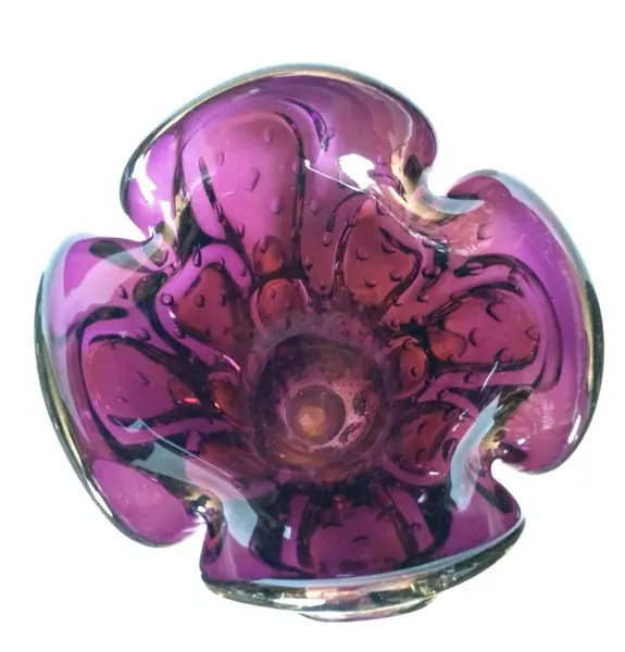 Foto de um(a) Vaso Murano, Década de 1960, da categoria de Vasos. Vaso murano década de 1960 com todas as características da época em perfeito estado. A: 25 cm / Diâmetro superior: 20 cm /... Mostrado de uma perspectiva diferente. Vendido no marketplace Trésors.