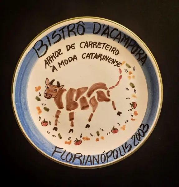 Foto de um(a) Prato Decorativo Anos 2000 Bistrô Dacampora, da categoria de Pratos Decorativos. Prato em cerâmica com nome de restaurante da região sul do brasil. Florianópolis, bistrô dacampora colorido e com design... Mostrado de uma perspectiva diferente. Vendido no marketplace Trésors.