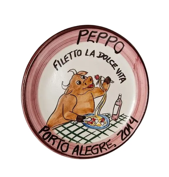 Foto de um(a) Prato Decorativo Peppo Cucina, Porto Alegre, 2014, da categoria de Pratos Decorativos. Prato em cerâmica com nome de restaurante da região sul do país. Peppo cucina, porto alegre, 2014 pintura à mão com design... Vendido no marketplace Trésors.