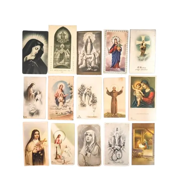 Foto de um(a) Coleção Santinhos Católicos, Decada de 1950, da categoria de Objetos religiosos e espirituais. Coletânea de santinhos católicos dos anos 1950 L: 10 cm em média A: 5,5 cm em média. Vendido no marketplace Trésors.