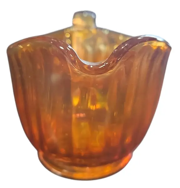 Foto de um(a) Cremeira Carnival Glass Vintage, da categoria de Cremeiras. Adicione um toque de sofisticação e nostalgia ao seu café da tarde. Esta cremeira em estilo Carnival Glass é uma peça que... Mostrado de uma perspectiva diferente. Vendido no marketplace Trésors.