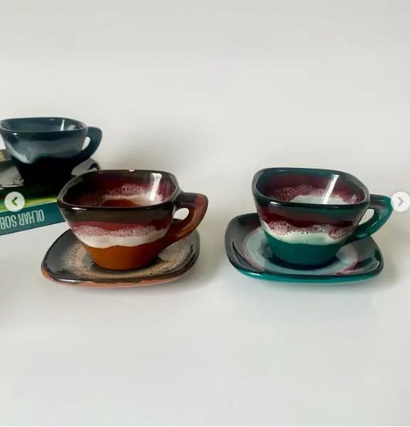 Foto de um(a) Conjunto com 06 xicaras de café, da categoria de Xícaras. Conjunto com 6 xícaras para cafezinho em cerâmica. Duas delas contém pequenos bicados como mostrado nas fotos. 4,5 cm de... Mostrado de uma perspectiva diferente. Vendido no marketplace Trésors.
