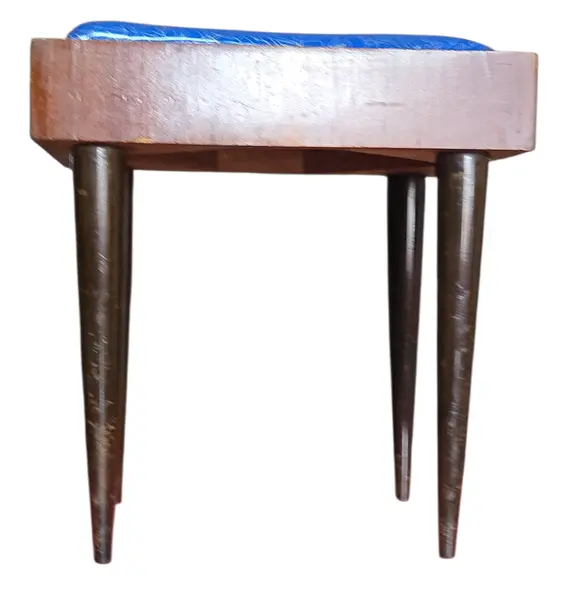 Foto de um(a) Banqueta Pé Palito Anos 50, da categoria de Banquetas. Reviva a era de ouro do design com esta banqueta icônica dos anos 50! Com os clássicos pés palito cônicos e um tampo de... Mostrado de uma perspectiva diferente. Vendido no marketplace Trésors.