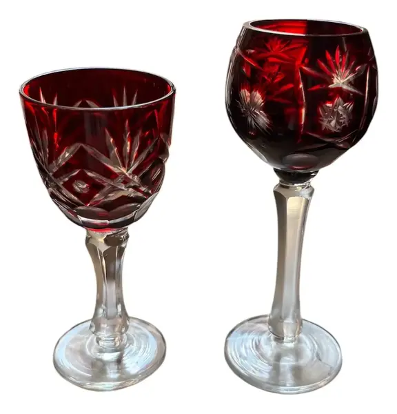 Foto de um(a) Antigo Par De Cálice Decorativo Taça Em Cristal Baccarat, da categoria de Taças. Antigo par de cálices decorativos em cristal doublé ricamente lapidados à mão. Lindos para decorar uma cristaleira, bar,... Vendido no marketplace Trésors.
