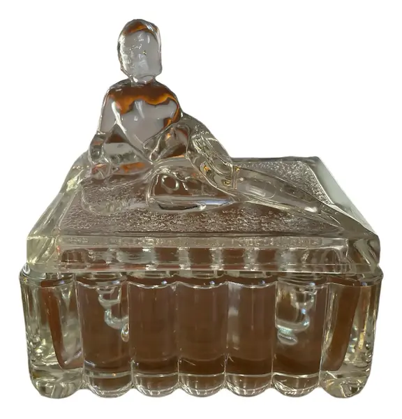Foto de um(a) Antiga Caixa Decorativa Escultura Mulher Nua Vidro Art Deco, da categoria de Cestos e Caixas. ~ Sowerby Glass ~Antiga caixa decorativa porta joias em vidro artístico inglês com decoração de dama na tampa. Manufatura... Vendido no marketplace Trésors.