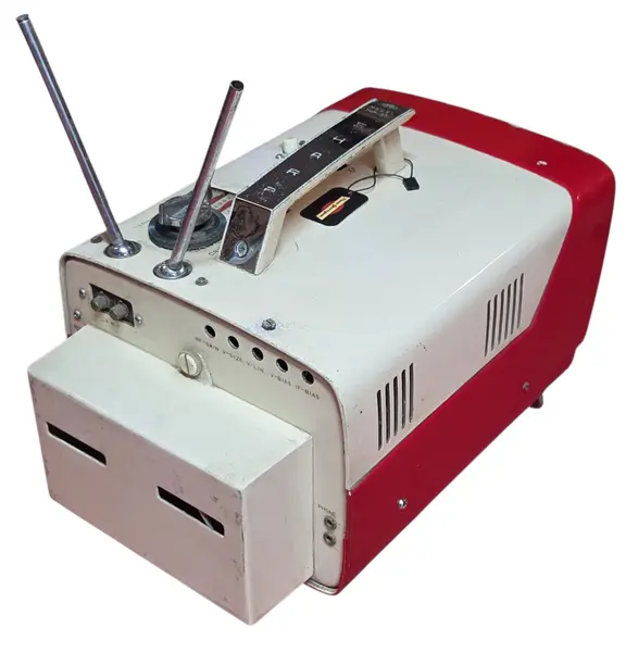 Foto de um(a) TV Antiga Portátil Sharp TRP-801 – Rara – Anos 60 – Design Space Age – Vermelha e Branca, da categoria de Outros colecionáveis. Relíquia para Colecionadores: Televisão Vintage Sharp Model TRP-801 Apresentamos a icônica Sharp TRP-801, um marco da... Mostrado de uma perspectiva diferente. Vendido no marketplace Trésors.