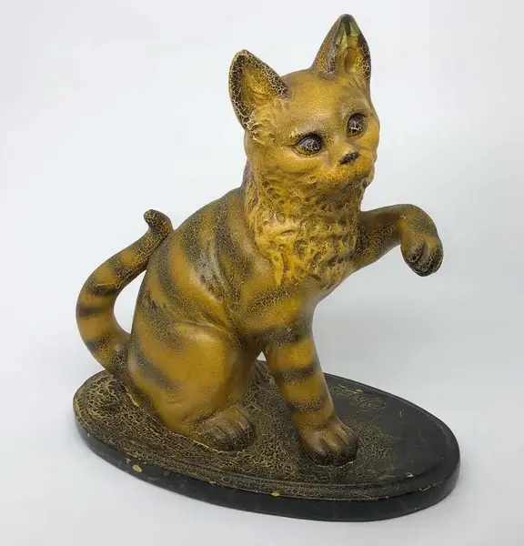 Foto de um(a) Antiga Grande Escultura De Gato Terracota Austríaca Assinada, da categoria de Escultura. Antiga e grande escultura artística, feita à mão em terracota Austríaca, peça muito expressiva, com bastante riqueza de... Mostrado de uma perspectiva diferente. Vendido no marketplace Trésors.