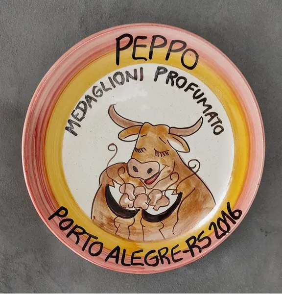 Foto de um(a) Prato Decorativo Peppo Cucina, Porto Alegre, 2016, da categoria de Pratos Decorativos. Prato em cerâmica com nome de restaurante da região sul do país. Peppo cucina, porto alegre, 2009 pintura à mão com design... Mostrado de uma perspectiva diferente. Vendido no marketplace Trésors.