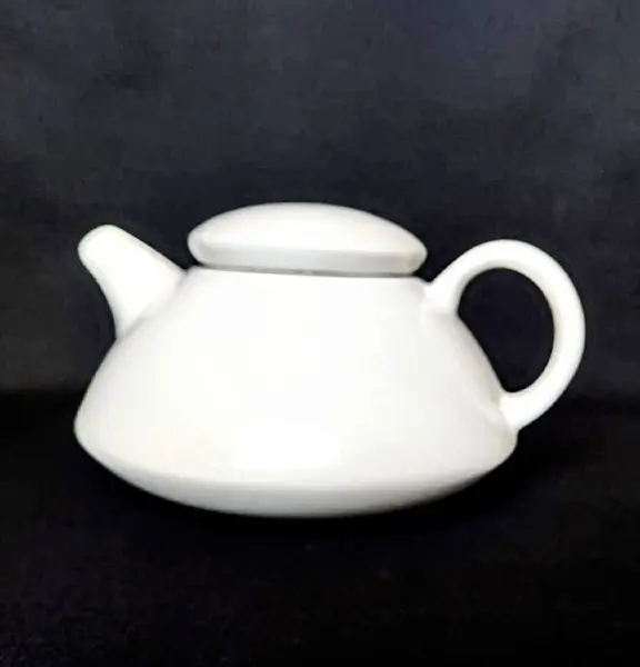 Foto de um(a) Bule White Anos 70, da categoria de Bules. Bule em porcelana branca brasileira, década de 1970A: 12,5 cm / Diâmetro: 13,5 cm peso: 778 g. Mostrado de uma perspectiva diferente. Vendido no marketplace Trésors.