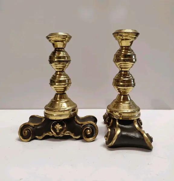 Foto de um(a) Par de Castiçais Indiano em Resina, da categoria de Castiçais. Par de castiçais latão polido indianos com base em resina com detalhes em dourado. **não acompanham as velas**A: 5 cm /... Mostrado de uma perspectiva diferente. Vendido no marketplace Trésors.