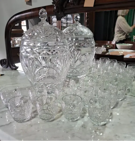 Foto de um(a) Poncheira em cristal lapidado com 12 canecos, da categoria de Outros utensílios para servir. Poncheira em cristal ricamente lapidado com 12 canecos. Peças em perfeito estado. Não possui concha. Mede:A (sem tampa)... Mostrado de uma perspectiva diferente. Vendido no marketplace Trésors.