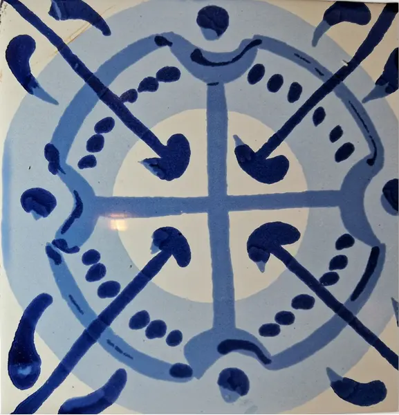 Foto de um(a) Azulejo Modernista, da categoria de Bandejas. Bandeja com bordas e alça em madeira e dois azulejos do arquiteto modernista Anisio Medeiros (1922 -2003). Padrão de... Mostrado de uma perspectiva diferente. Vendido no marketplace Trésors.