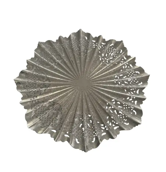 Foto de um(a) Fruteira em Prata 90 da marca Régia, da categoria de Centro de mesa. Trabalho rendado com gravação em alto relevo e base central. Clássica, imponente e com presença de centro de mesa. Prata 90... Vendido no marketplace Trésors.