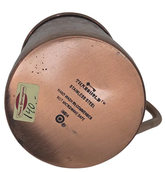 Foto de um(a) Caneca Moscow Mule Threshold - Aço Inox com Acabamento Cobre Martelado, da categoria de Canecas. Desfrute de seus drinks com estilo e a temperatura ideal. Esta caneca da marca Threshold é o acessório indispensável para... Mostrado de uma perspectiva diferente. Vendido no marketplace Trésors.