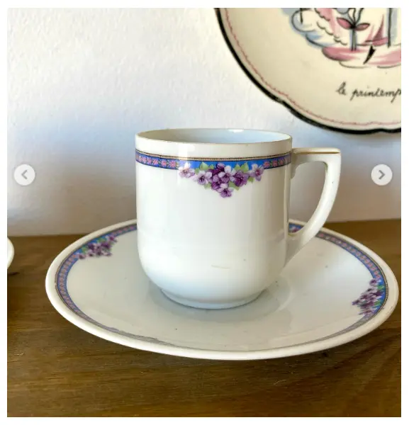 Foto de um(a) Dupla de xícaras, da categoria de Xícaras. Dupla de xícaras em porcelana. D.F. Checoslováquia. *Um pires contém marcas do tempo 6,5cm de altura, 6cm de diâm, pires:... Mostrado de uma perspectiva diferente. Vendido no marketplace Trésors.