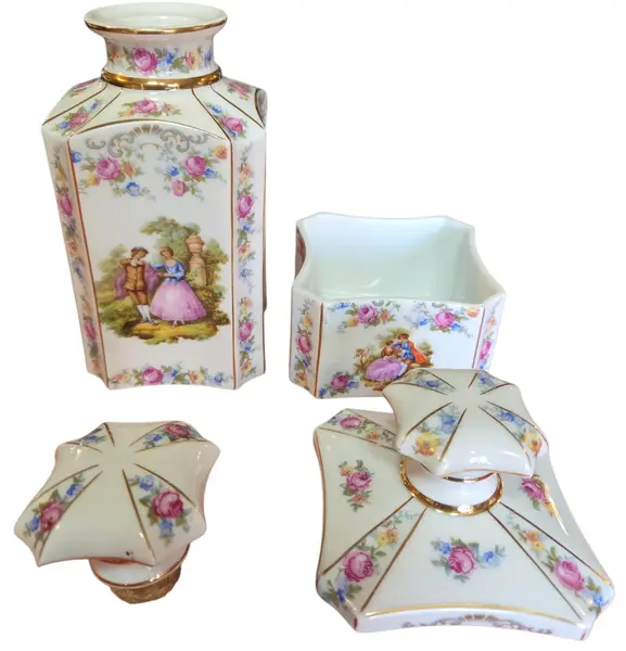 Foto de um(a) Conjunto de Lavabo em Porcelana com Cenas Galantes e Filetes a Ouro, da categoria de Conjunto de banheiro. Este encantador conjunto de toucador em porcelana fina é uma peça clássica de decoração, perfeita para adicionar um toque de... Mostrado de uma perspectiva diferente. Vendido no marketplace Trésors.