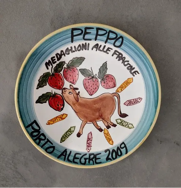 Foto de um(a) Prato Decorativo Peppo Cucina, Porto Alegre, 2009, da categoria de Pratos Decorativos. Prato em cerâmica com nome de restaurante da região sul do país. Peppo cucina, porto alegre, 2009 pintura à mão com design... Mostrado de uma perspectiva diferente. Vendido no marketplace Trésors.