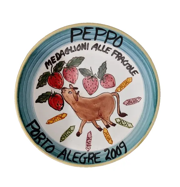 Foto de um(a) Prato Decorativo Peppo Cucina, Porto Alegre, 2009, da categoria de Pratos Decorativos. Prato em cerâmica com nome de restaurante da região sul do país. Peppo cucina, porto alegre, 2009 pintura à mão com design... Vendido no marketplace Trésors.