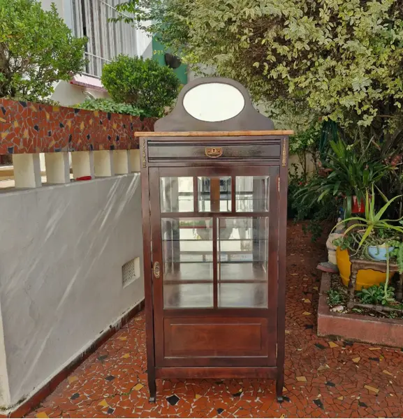 Foto de um(a) ​Belissima e antiga cristaleira vitrine em madeira nobre ao estilo Art Nouveau, da categoria de Cristaleiras. Belíssima e antiga cristaleira vitrine em madeira nobre, comumente associada ao estilo Art Nouveau ou mobiliário clássico... Mostrado de uma perspectiva diferente. Vendido no marketplace Trésors.
