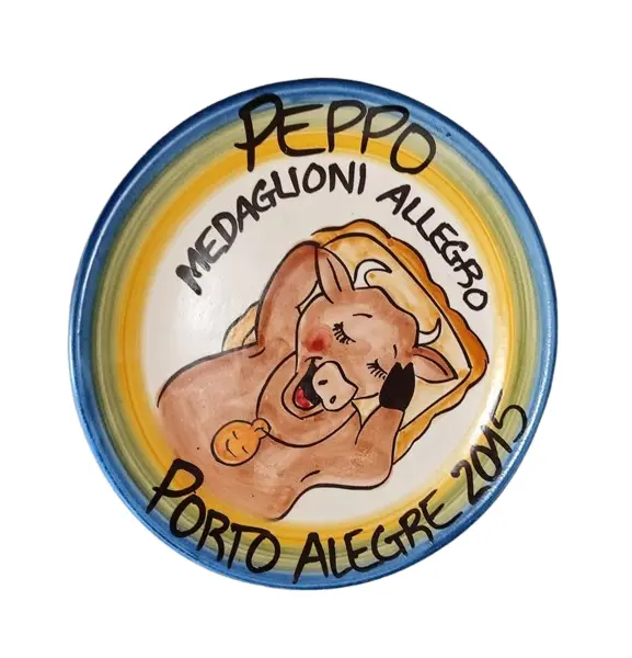 Foto de um(a) Prato Decorativo Peppo Cucina, Porto Alegre, 2015, da categoria de Pratos Decorativos. Prato em cerâmica com nome de restaurante da região sul do país. Peppo cucina, porto alegre, 2009 pintura à mão com design... Vendido no marketplace Trésors.