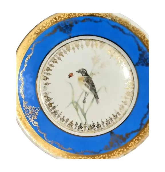 Foto de um(a) Prato Porcelana Dom Pedro, Rio de Janeiro, Década de 1940, da categoria de Pratos Decorativos. Prato de parede policromado e filetado e arabescos em toda a borda. Parte interna com pintura de um passarinho sobre ramos.... Vendido no marketplace Trésors.