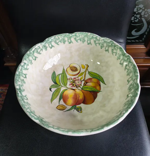 Foto de um(a) Saladeira / Fruteira Vintage em Cerâmica Italiana Himark - Estampa Pêssegos, da categoria de Travessas e tigelas. Maravilhosa saladeira (ou fruteira de mesa) vintage, legítima importada da Itália e produzida exclusivamente para a grife de... Mostrado de uma perspectiva diferente. Vendido no marketplace Trésors.