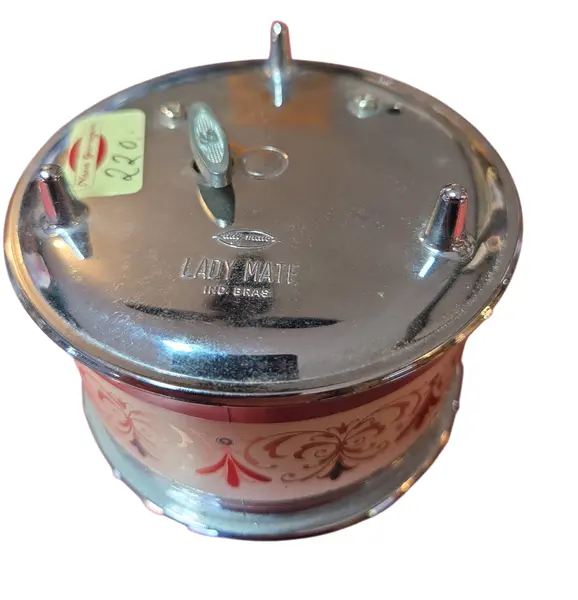 Foto de um(a) Caixa de Música, da categoria de Cestos e Caixas. Uma joia para os olhos e ouvidos. Esta caixa de música apresenta um trabalho primoroso de gravação floral, onde cada pétala... Mostrado de uma perspectiva diferente. Vendido no marketplace Trésors.