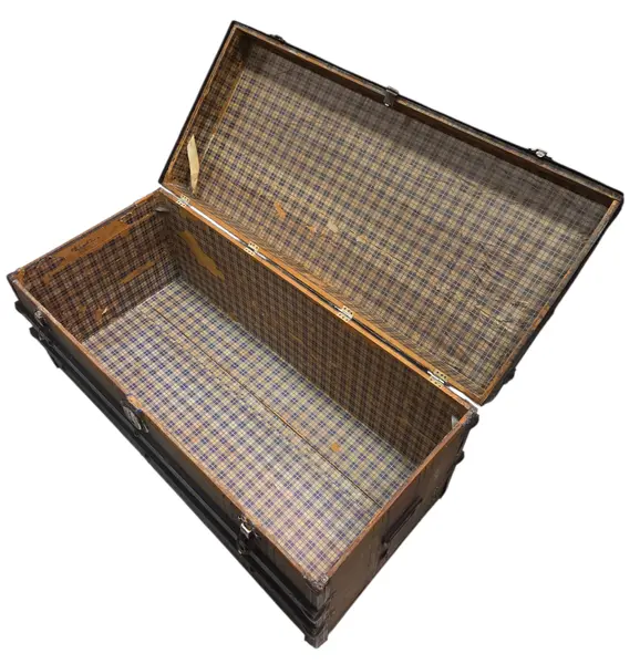 Foto de um(a) Baú Antigo Centenário Margossian - Relíquia de Rancharia (Anos 20/30), da categoria de Baús. Rara oportunidade de adquirir um pedaço da história da indústria brasileira. Este baú centenário foi produzido pela... Mostrado de uma perspectiva diferente. Vendido no marketplace Trésors.