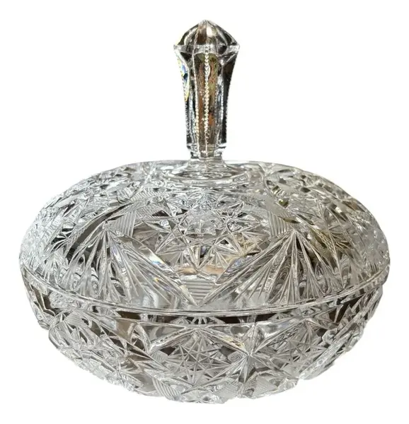 Foto de um(a) Antiga Caixa Decorativa Bomboniere Baleiro Cristal Tcheco, da categoria de Garrafas, potes e jarros. Antiga e grande caixa decorativa ou Bomboniere em cristal Tcheco, lapidado à mão. O pegador em forma de torre é muito... Vendido no marketplace Trésors.