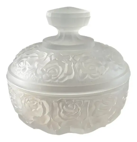 Foto de um(a) Antiga Caixa Decorativa Bomboniere Cristal Francês Satiné, da categoria de Cestos e Caixas. Antiga e imponente caixa decorativa, porta joias ou bomboniere em cristal francês satiné. Decoração floral em relevo,... Vendido no marketplace Trésors.