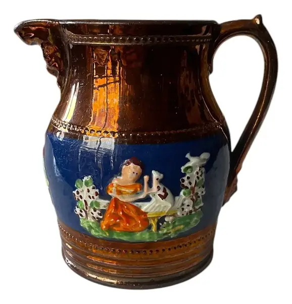 Foto de um(a) Antiga Pequena Jarra Leiteira Cerâmica Inglesa Copper Luster, da categoria de Garrafas, potes e jarros. Por volta do ano de 1860 a fábrica inglesa Coppeland e Garrett introduziu um tipo diferente de decoração que ficou conhecida... Vendido no marketplace Trésors.