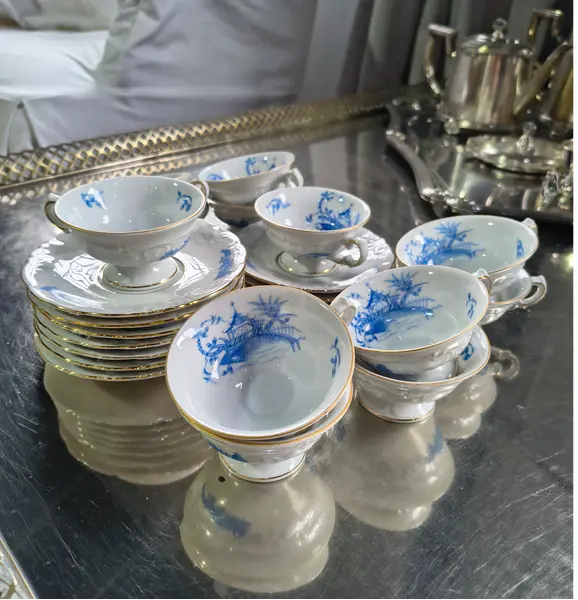 Foto de um(a) Jogo de Xícaras Antigo Porcelana Polonesa KPM - Padrão China Blau, da categoria de Conjuntos de café e chá. Raro e sofisticado conjunto antigo de xícaras de café/chá em legítima porcelana polonesa KPM. O modelo exibe o icônico... Mostrado de uma perspectiva diferente. Vendido no marketplace Trésors.