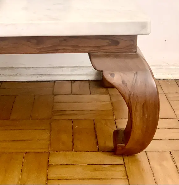 Foto de um(a) Vistosa mesa de centro anos 60 em imbúia, da categoria de Mesas de centro. Vistosa mesa de centro anos 60 em imbúia com pés torneados e tampo em mármore maciço branco de 4cm de espessura medindo 1,40... Mostrado de uma perspectiva diferente. Vendido no marketplace Trésors.