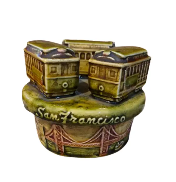 Foto de um(a) Raríssimo souvenir norte-americano, caixinha de música, da categoria de Outros objetos decorativos. Linda e rara caixinha musical movida à corda, produzida em meados da década de 70, em cerâmica vitrificada, entalhada com 3... Vendido no marketplace Trésors.