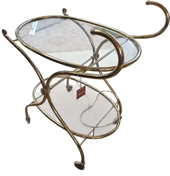 Foto de um(a) Carrinho de Chá Italiano – Bronze e Latão com Vidro Temperado, da categoria de Carrinhos de bar e auxiliares. Exemplar sofisticado do design europeu, este carrinho de chá (ou carrinho bar) combina a robustez do bronze com o brilho... Mostrado de uma perspectiva diferente. Vendido no marketplace Trésors.