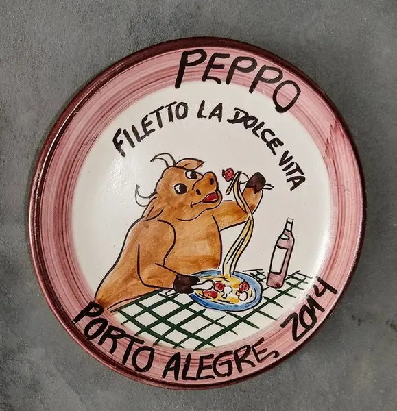 Foto de um(a) Prato Decorativo Peppo Cucina, Porto Alegre, 2014, da categoria de Pratos Decorativos. Prato em cerâmica com nome de restaurante da região sul do país. Peppo cucina, porto alegre, 2014 pintura à mão com design... Mostrado de uma perspectiva diferente. Vendido no marketplace Trésors.