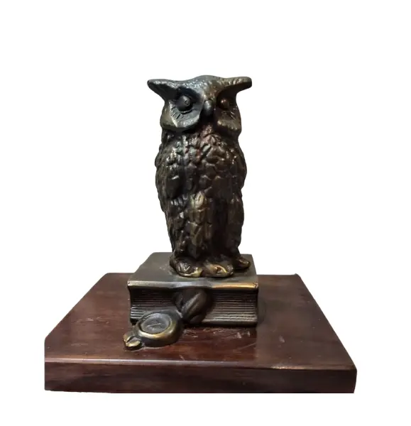 Foto de um(a) Coruja Bronze Anos 80, da categoria de Escultura. Coruja em broze com base em imbuia. A: 12,7 cm / L: 5,6 cm / P: 5,6 cm Base: 12,5 x 10 x 1,5 cm Peso: 521 g. Vendido no marketplace Trésors.