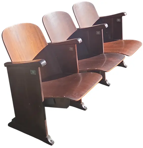 Foto de um(a) Cadeiras de Auditório Antigas Dobráveis em Madeira Nobre, da categoria de Outras cadeiras. Verdadeiro clássico da nostalgia urbana e do design funcional de época. Este conjunto em formato de trio (fileira com 3... Mostrado de uma perspectiva diferente. Vendido no marketplace Trésors.