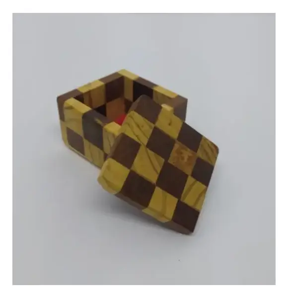 Foto de um(a) Caixinha decorativa formato cubo quadriculado, da categoria de Cestos e Caixas. Caixinha decorativa em formato de cubo, madeira com malha quadriculada em dois tons. Mede 5x6x6cm. Mostrado de uma perspectiva diferente. Vendido no marketplace Trésors.
