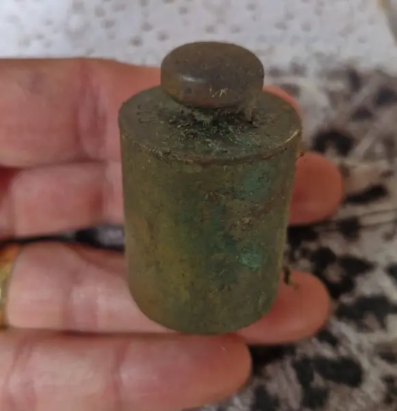 Foto de um(a) Antigo peso de balança 200g, da categoria de Outros colecionáveis. Antigo peso de balança maciço, pesando 200g. Mostrado de uma perspectiva diferente. Vendido no marketplace Trésors.