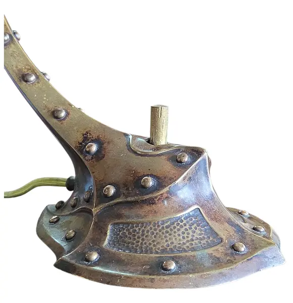 Foto de um(a) Abajur Antigo de Mesa Estilo Art Déco e Industrial em Latão e Bronze – Cúpula Sextavada em Vidro Acetinado, da categoria de Abajures. Magnífico abajur de mesa original de época, Uma peça de colecionador que une robustez industrial e elegância decorativa. Mostrado de uma perspectiva diferente. Vendido no marketplace Trésors.