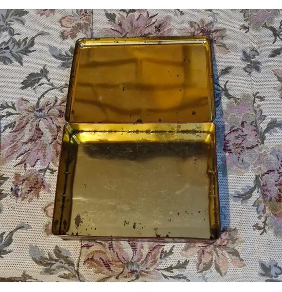 Foto de um(a) Lata vintage de biscoitos fabricada na Inglaterra no século XX, da categoria de Memorabilia de viagem & souvenir. Lata de biscoitos vintage colecionável, produzida originalmente na Inglaterra por volta da década de 1960. O item é feito de... Mostrado de uma perspectiva diferente. Vendido no marketplace Trésors.