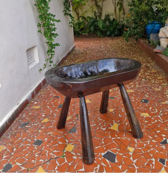 Foto de um(a) Gamela rústica suspensa com pés, da categoria de Outros móveis. Esta peça é uma gamela rústica suspensa com pés, um artefato tradicional da cultura rural brasileira, frequentemente... Mostrado de uma perspectiva diferente. Vendido no marketplace Trésors.