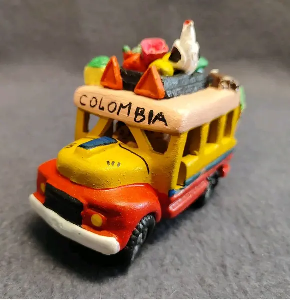 Foto de um(a) Combo Mini Ônibus Colombianos, Souvenir Arte Popular Colecionável, Década de 1980, da categoria de Memorabilia de viagem & souvenir. Combo ônibus colombianos em cerâmica policromada, souvenir direto de medellin, década de 1980. Arte popular colecionável. ... Mostrado de uma perspectiva diferente. Vendido no marketplace Trésors.