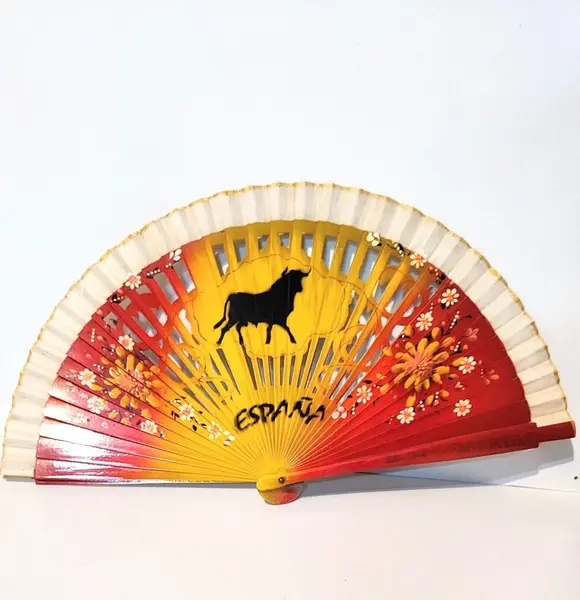 Foto de um(a) Leque Espanhol em Madeira, Década de 1970, da categoria de Outros objetos decorativos. Leque espanhol em madeira com recortes, policromia feita q mao com bisão e tecido na borda com filete dourado. A: 32 cm... Mostrado de uma perspectiva diferente. Vendido no marketplace Trésors.