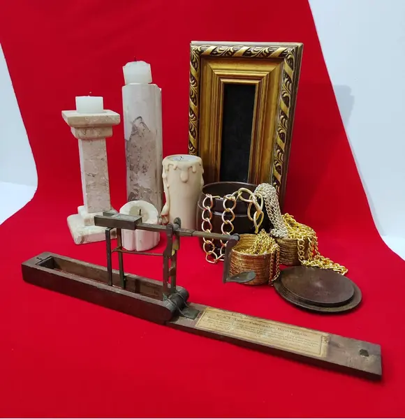 Foto de um(a) Balança de Garimpo, W e T Fabricantes, Birmingham, Fim do Século XIX, da categoria de Outros objetos científicos. Colecionável balança de garimpo para pesar pepitas de ouro: estojo original em madeira, com veludo no fundo, aparelho em... Mostrado de uma perspectiva diferente. Vendido no marketplace Trésors.