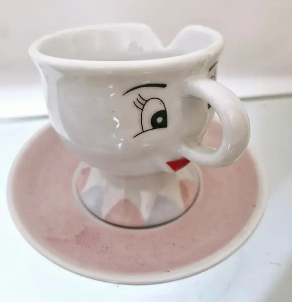 Foto de um(a) Lindíssimo jogo de chá A Bela e a Fera em porcelana, da categoria de Conjuntos de café e chá. Lindo jogo de chá 'A Bela e a Fera' em porcelana, rico em detalhes! Contém:- Bandeja- 2 Xícaras com pires- 1 Açucareiro- 1... Mostrado de uma perspectiva diferente. Vendido no marketplace Trésors.