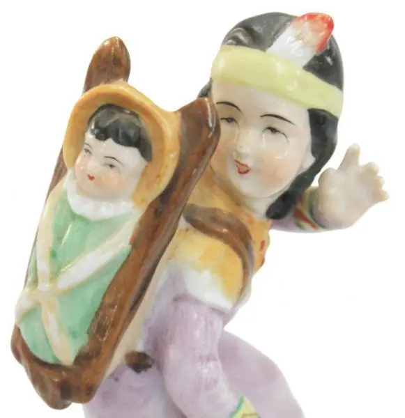 Foto de um(a) Escultura em porcelana indígena com criança, da categoria de Escultura. Delicada escultura em porcelana representando indígena com criança, pintado à mão em policromia. Manufatura LENWILE CHINA... Mostrado de uma perspectiva diferente. Vendido no marketplace Trésors.